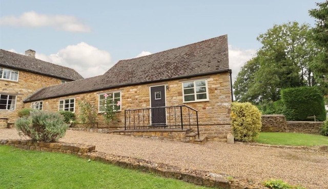 Traditional 2 Bedroom Cotswold Stone Cottage