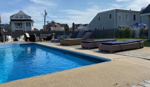 Traditional 5B/2Bath Beach House/ extra large lot across from beach/ heated pool