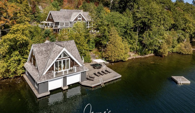 Traditional 7 bed 7 bath cottage on Lake Joseph + Boathouse