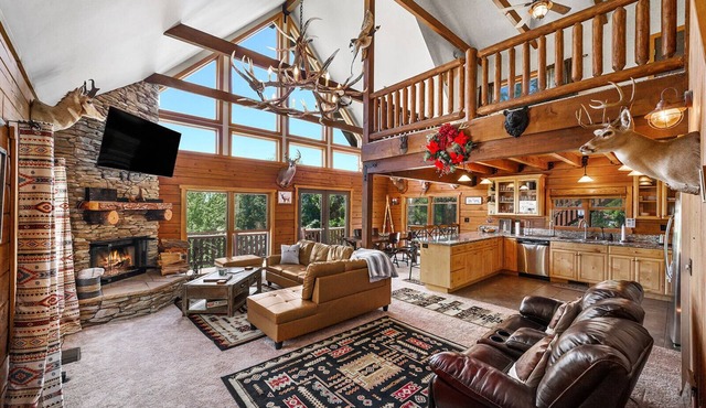 Traditional A-frame Luxe Cabin in Crestline Ca. 3bed3bath/3LVL/PRVT SPA/5+PRKING