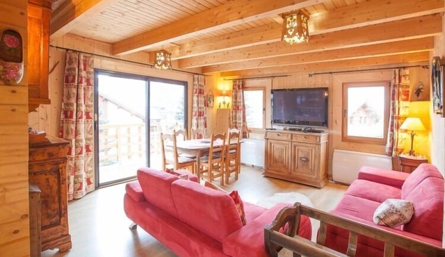 Traditional Alpine chalet for 11 guests in Montgenevre, pet-friendly
