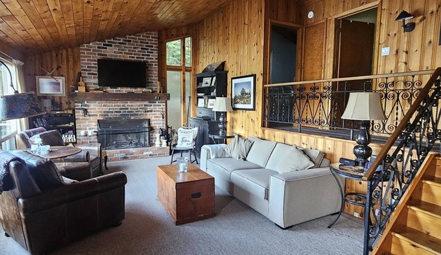 Traditional and Quaint Lake Front Cottage on Lake Rosseau.