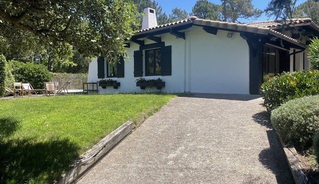 Traditional Basque villa with swimming pool, terraces, beach and shops on foot.