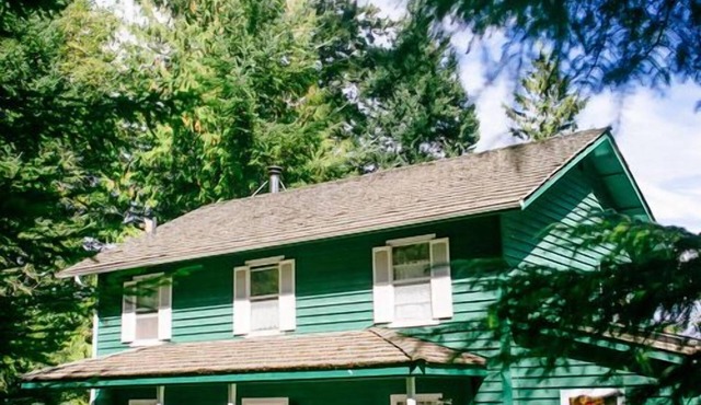 Traditional Beach House, Mt. Baker Views, Perfect for Families or Friend Groups