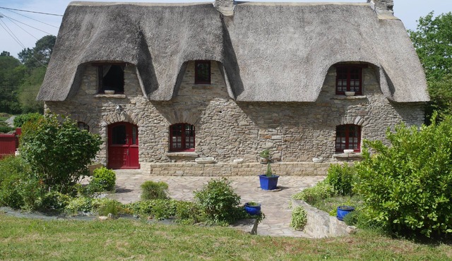 Traditional breton cottage near beach in huge fenced park for total privacy