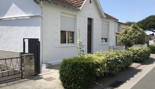 Traditional Chatelaillonnaise house, 2 bedrooms, large garden, 10 min walk to the beach