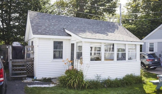 Traditional Centrally Located Cottage.walk to downtown and beaches