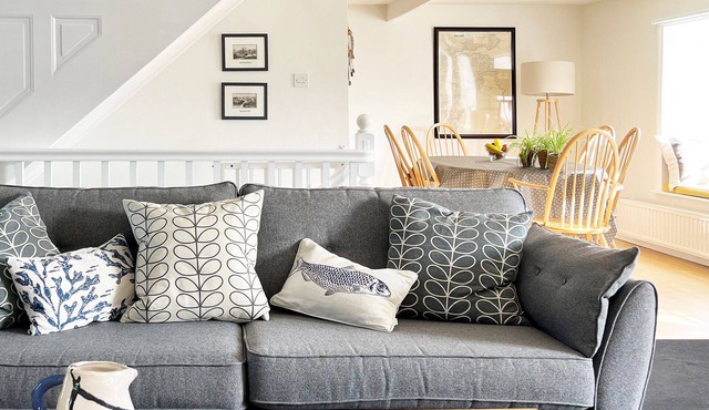 Traditional Cornish Cottage on Charlestown Harbour, parking, beach & pubs