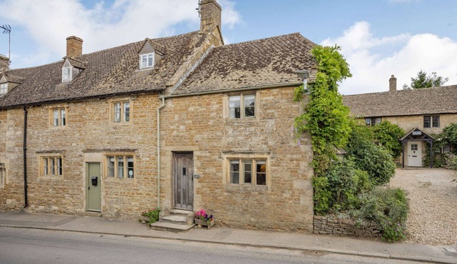 Traditional Cotswold stone cottage sleeps 7 guests in 3 bedrooms - Little Mullions