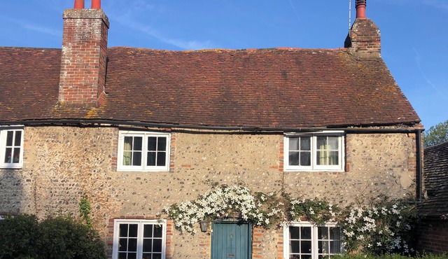 Traditional cottage retreat in Cuckmere Valley with large garden