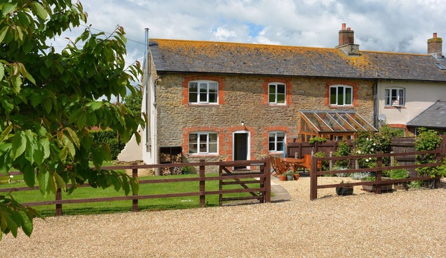Traditional cottage with spacious enclosed garden close to Bridport & beaches