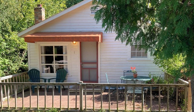 Traditional Cottages,5 minutes from the lake, Travel Green, Pet-Friendly