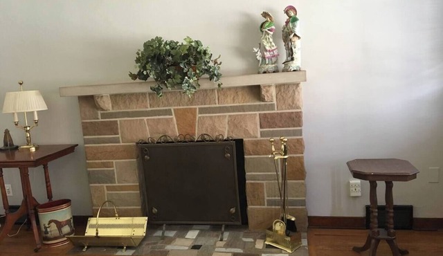 Traditional decor, 1Br, 1Ba, NO steps US OPEN
