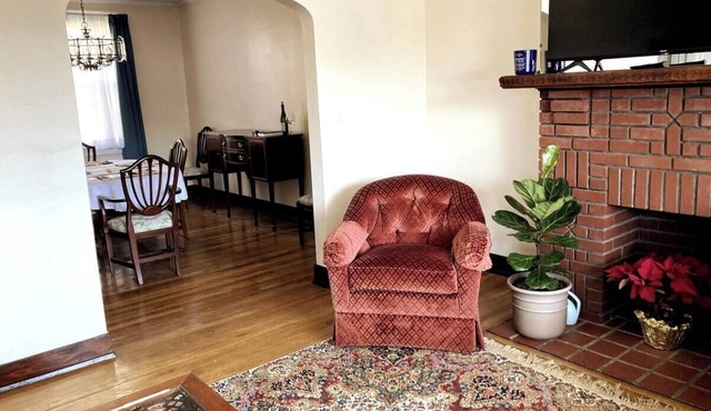 Traditional decor, 2+Br, 2Ba, Off St pkg, US OPEN