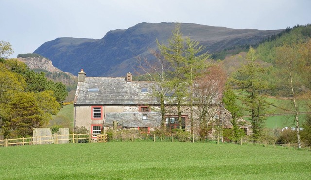 Traditional Family Friendly Farmhouse cottage - sleeps 8