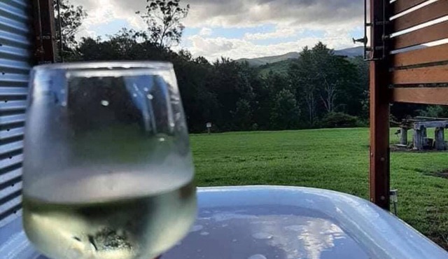 Traditional Farmhouse Sleeps Up To 10, Wood Fire, Outdoor Bathhouse & Fast WiFi