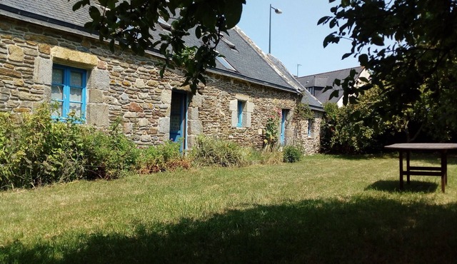 Traditional farmhouse with large garden. Porsliogan beach 500m away on foot.