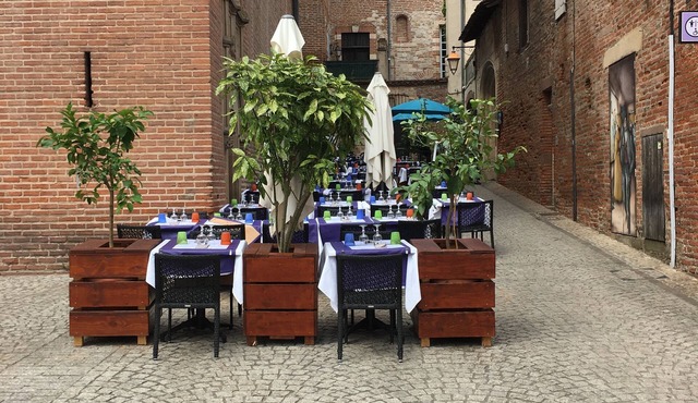 Traditional farmhouse with private pool and grounds