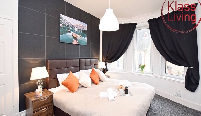 Traditional first floor apartment close to train station