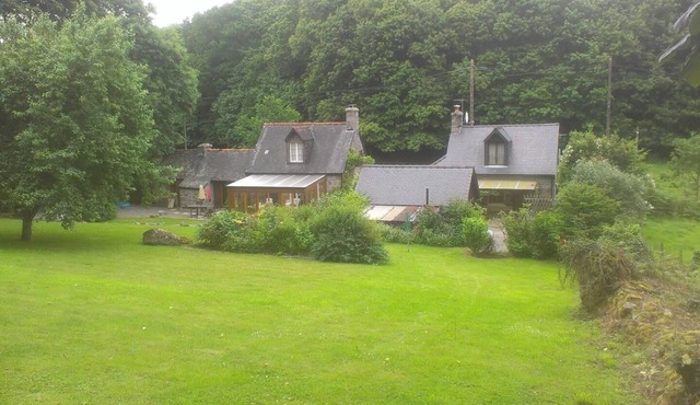 Traditional farmhouse, cottage and Anexxe, 2 acre garden and woods,