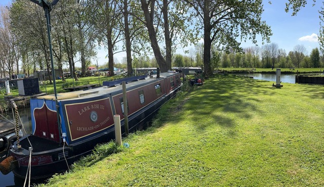 Traditional Narrowboat with river view - close to The Cotswolds