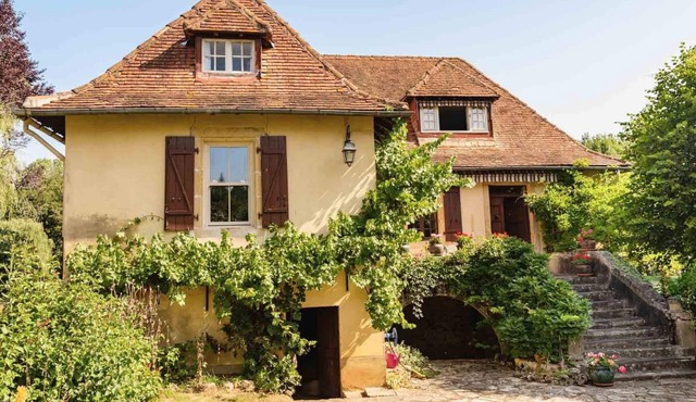 Traditional gite with amazing pool and pool house. Sleeps 10