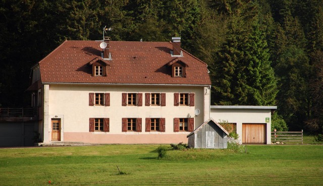 Traditional Haut-Jura farmhouse at the foot of the slopes with recharging point