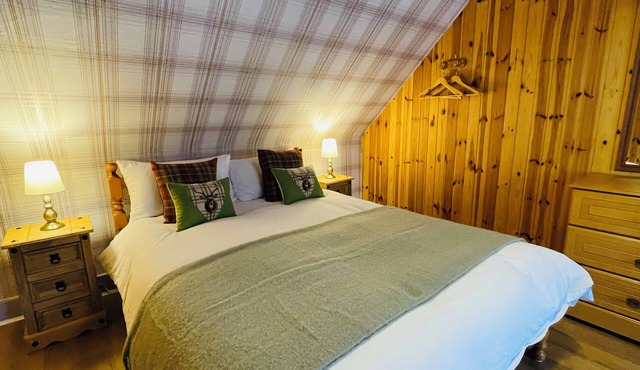 Traditional Highland Cottage Near Loch Ness-sleeps 6