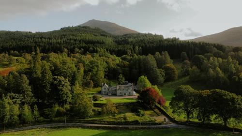 Traditional Highland lodge restored in the spirit of rural living, set in a wild landscape - NATURE ADVENTURE NURTURE
