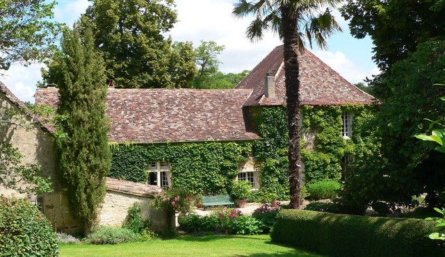 Traditional house in Liorac for 2 to 10 people