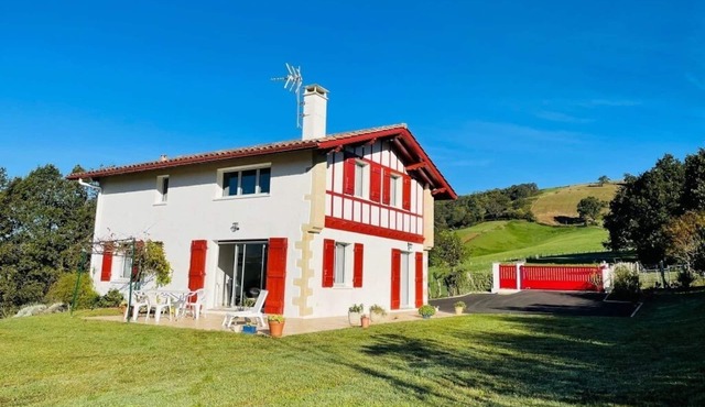 Traditional house on 1500 m2 between Ocean and Mountains (classified village)