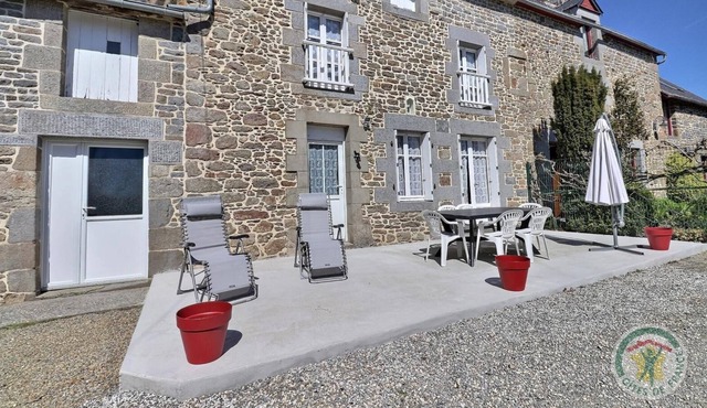 Traditional house on enclosed grounds 10 km from Combourg