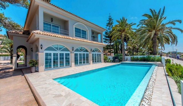Traditional house with nice pool near the beach