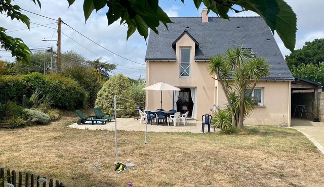 Traditional house with garden and activities, quiet near the sea