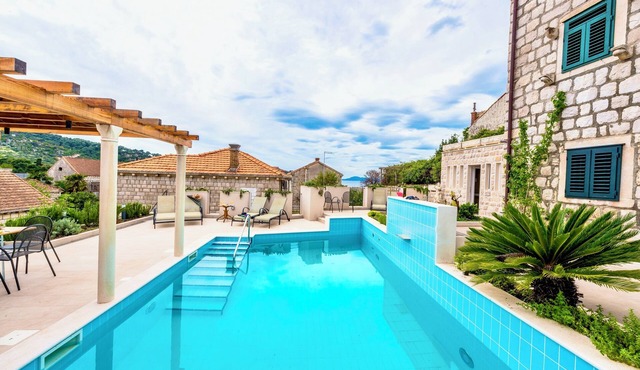 Traditional island villa with panoramic views, pool, sauna and alfresco dining