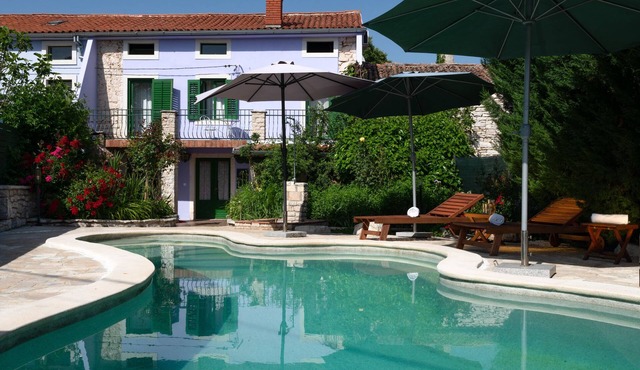 Traditional Istrian houses 'Ladonja', with swimming pool and jacuzzi