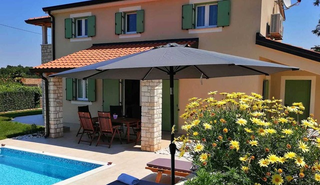 Traditional Istrian villa with a pool near Umag