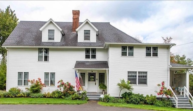 Traditional lakefront "Huckle Chuckle" with private dock to Eagles Mere Lake