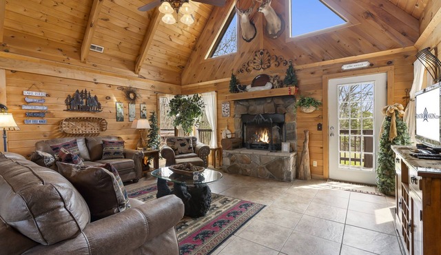 Traditional Log Cabin Near Big Cedar, PVT Fire Pit, Hot Tub, Scenic Woods, Trails End, Free Tickets!