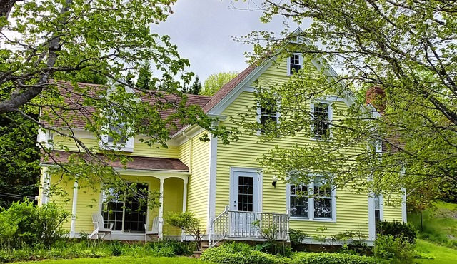 Traditional Maritime Home with Lake Frontage close to South Shore attractions