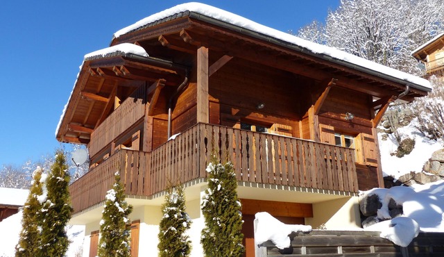 Traditional modern chalet, 5 double bedrooms sunny location with beautiful views