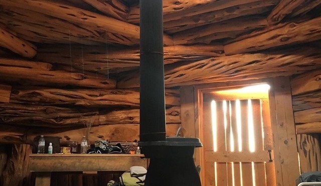 Traditional Navajo Earth/Log Hogan. Cultural experience! Near all attractions.
