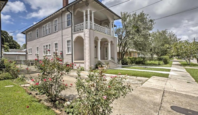 Traditional New Orleans Apt with Porch in River Bend