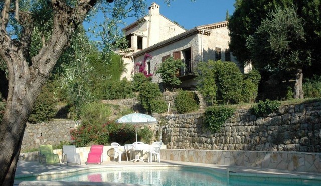Traditional Provençal farmhouse w/pool, 5000-m2 garden, absolute calm, view