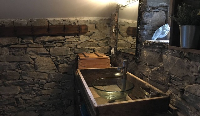 TRADITIONAL RESTORED STONE HOUSE ON RIVERSIDE