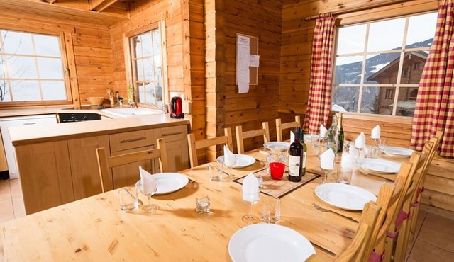 Traditional semi-detached chalet for 12 with WiFi in La Tania
