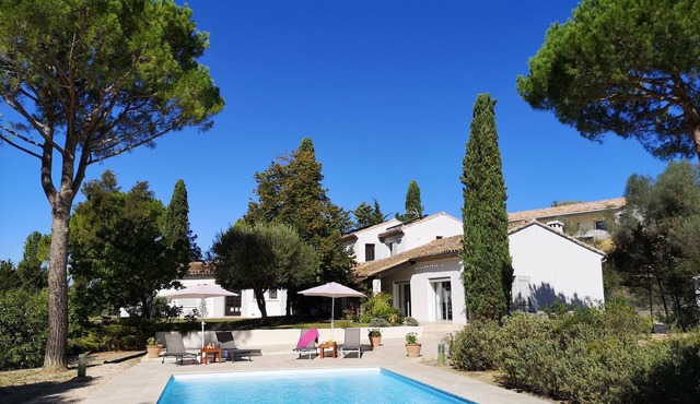 Traditional southern style villa with private large garden and swimming pool