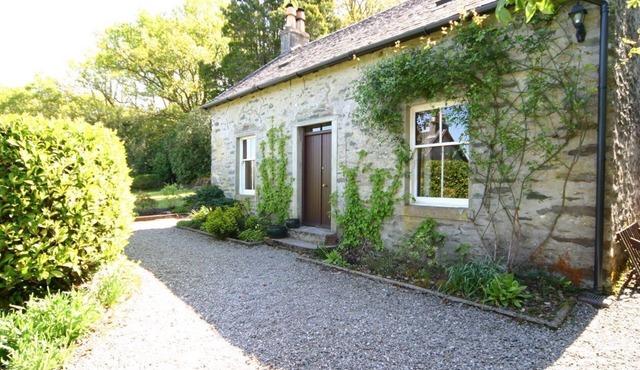 Traditional Springburn cottage, Loch Fyne 50m, sleeps 5
