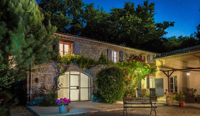 Traditional stonebuilt ProvencaleMas. Gite apartment.Large swimming pool - Le Ba