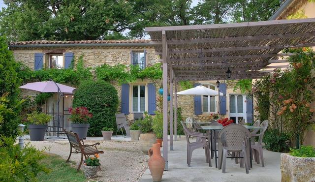 Traditional stonebuilt ProvencaleMas, gite apartment. Large swimming pool M